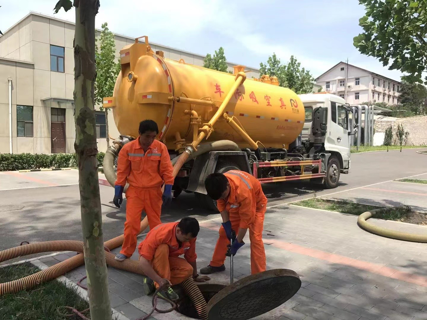 王场镇化粪池清理与5-8吨吸粪车施工效率分析